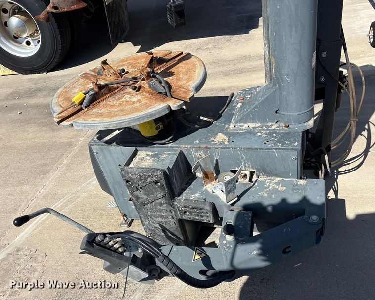 image for item DY0652 2014 Bosch TCE4375 Tire machine