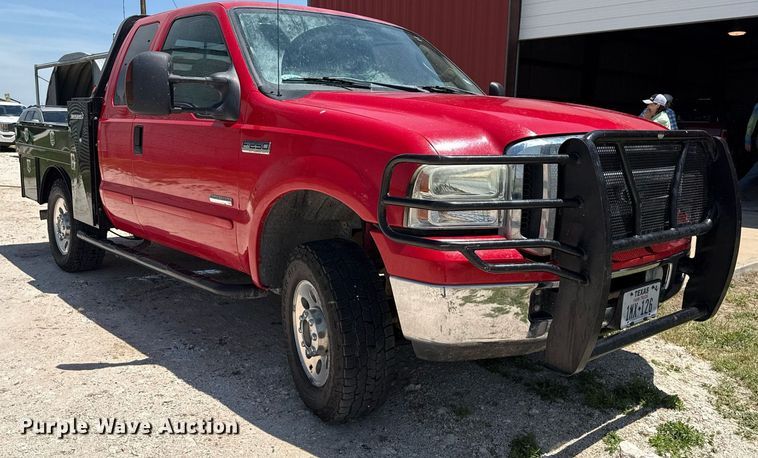 image for item DZ8512 2006 Ford F250 Super Duty XLT SuperCab flatbed pickup truck