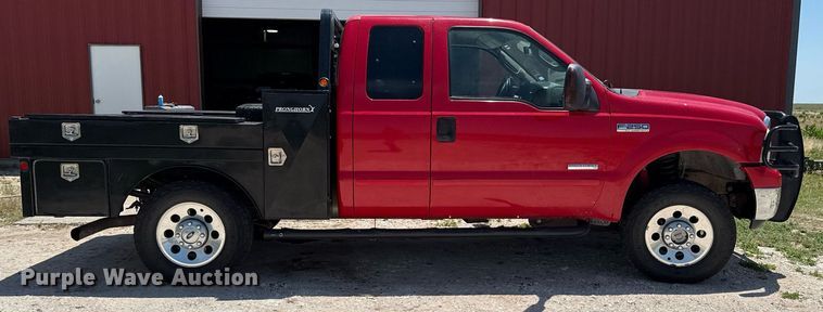 image for item DZ8512 2006 Ford F250 Super Duty XLT SuperCab flatbed pickup truck