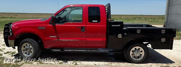 image for item DZ8512 2006 Ford F250 Super Duty XLT SuperCab flatbed pickup truck