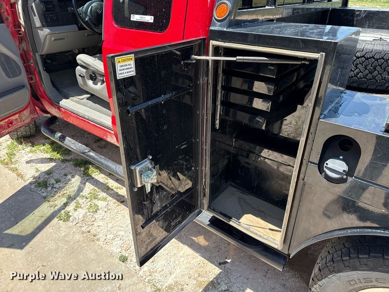 image for item DZ8512 2006 Ford F250 Super Duty XLT SuperCab flatbed pickup truck