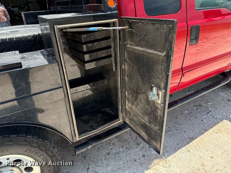 image for item DZ8512 2006 Ford F250 Super Duty XLT SuperCab flatbed pickup truck