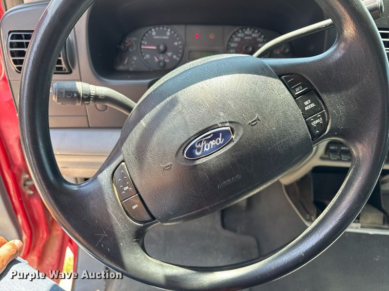 image for item DZ8512 2006 Ford F250 Super Duty XLT SuperCab flatbed pickup truck