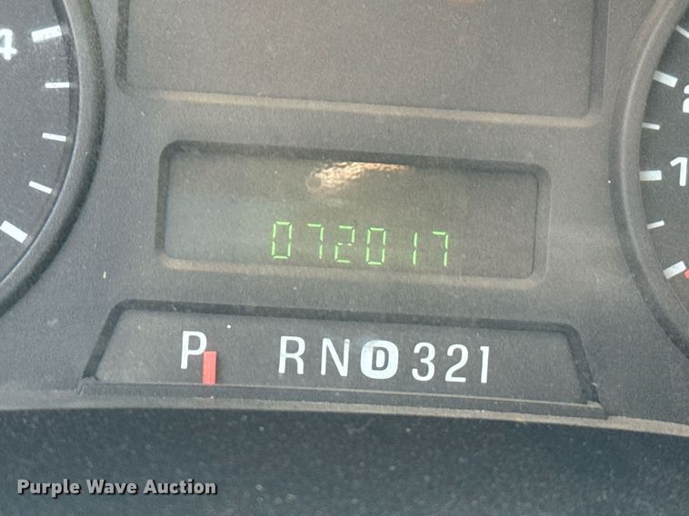 image for item DZ8512 2006 Ford F250 Super Duty XLT SuperCab flatbed pickup truck