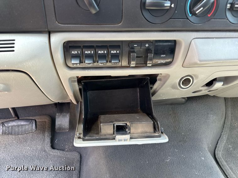 image for item DZ8512 2006 Ford F250 Super Duty XLT SuperCab flatbed pickup truck