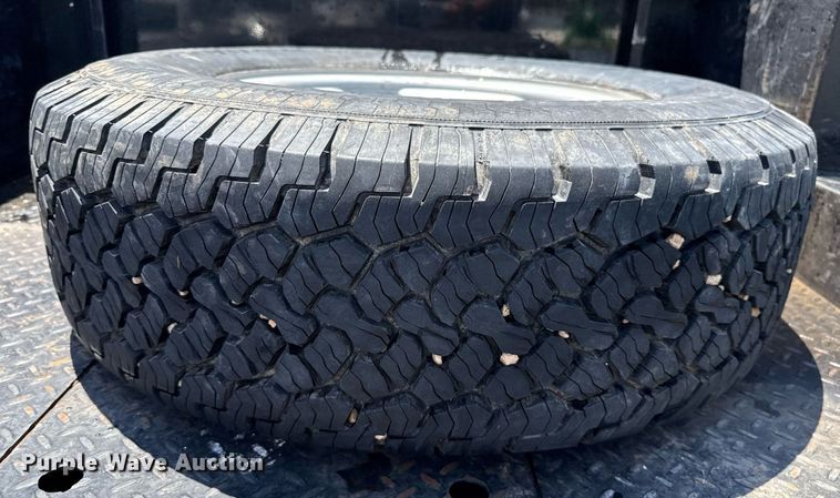 image for item DZ8512 2006 Ford F250 Super Duty XLT SuperCab flatbed pickup truck