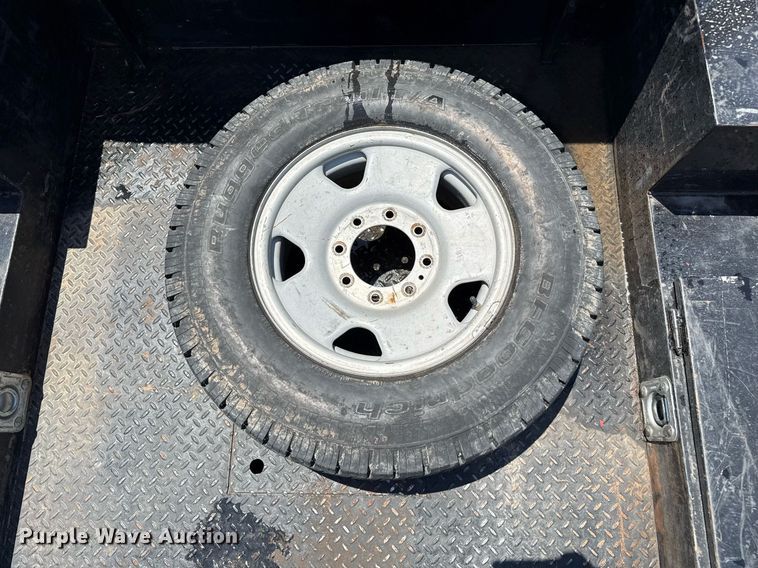 image for item DZ8512 2006 Ford F250 Super Duty XLT SuperCab flatbed pickup truck