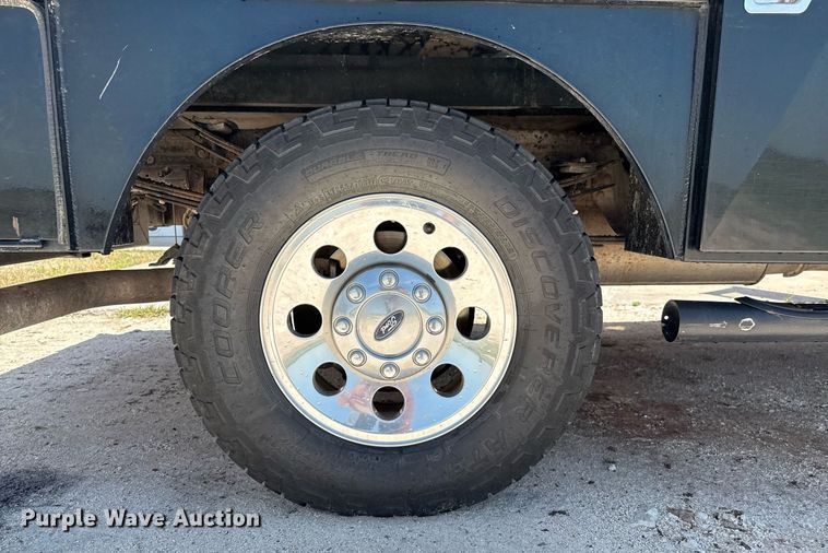 image for item DZ8512 2006 Ford F250 Super Duty XLT SuperCab flatbed pickup truck