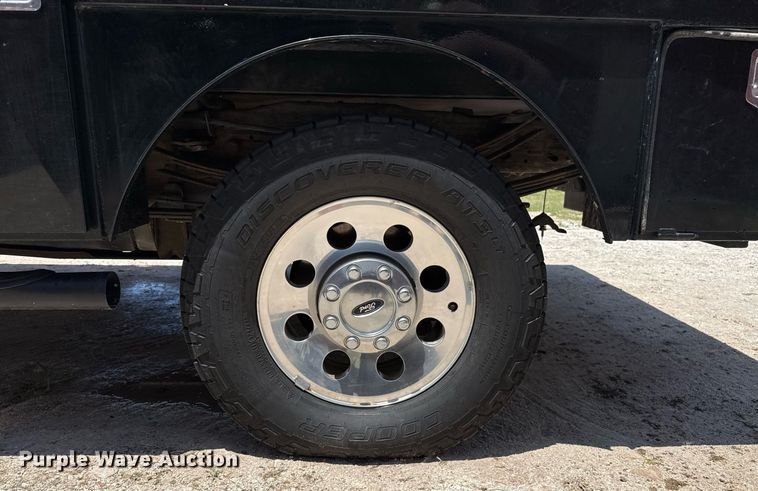 image for item DZ8512 2006 Ford F250 Super Duty XLT SuperCab flatbed pickup truck