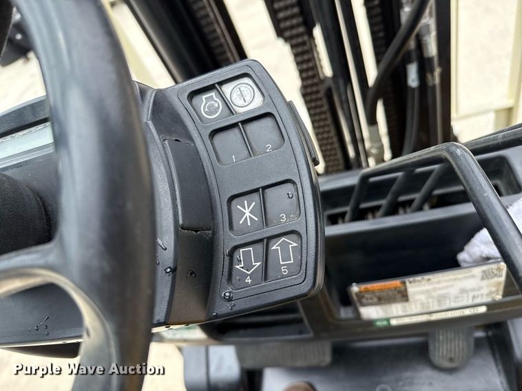 image for item DZ8525 2019 Yale GLP040SVXNEA084 forklift