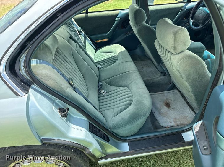 image for item DZ8568 1996 Pontiac Bonneville SE 