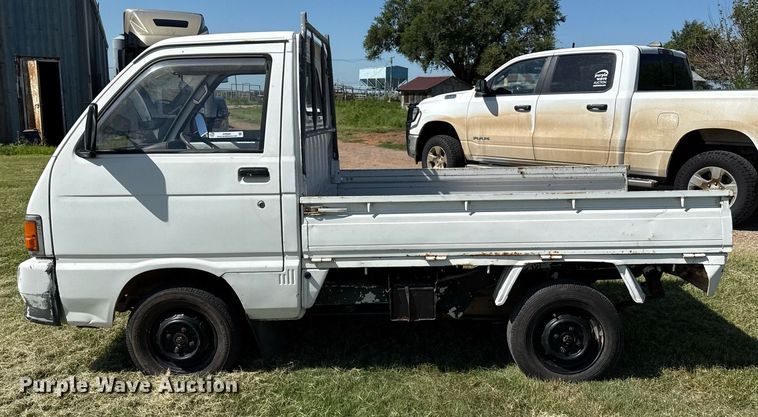 image for item DZ8581 1991 Daihatsu mini truck