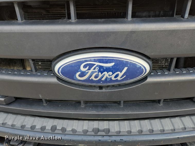 image for item ED2075 2011 Ford F350 Super Duty Crew Cab flatbed pickup truck