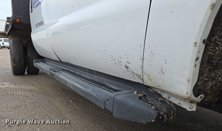 image for item ED2075 2011 Ford F350 Super Duty Crew Cab flatbed pickup truck