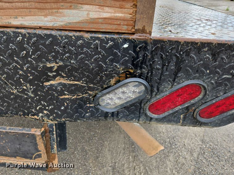 image for item ED2075 2011 Ford F350 Super Duty Crew Cab flatbed pickup truck