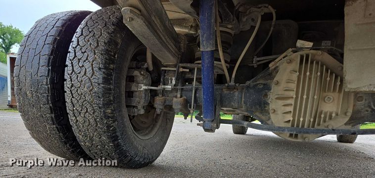 image for item ED2075 2011 Ford F350 Super Duty Crew Cab flatbed pickup truck