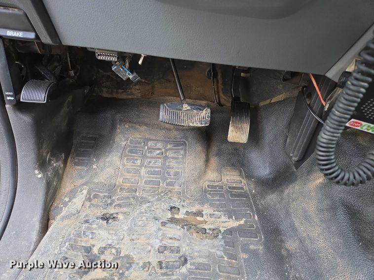 image for item ED2075 2011 Ford F350 Super Duty Crew Cab flatbed pickup truck