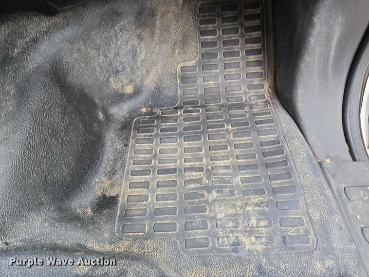 image for item ED2075 2011 Ford F350 Super Duty Crew Cab flatbed pickup truck