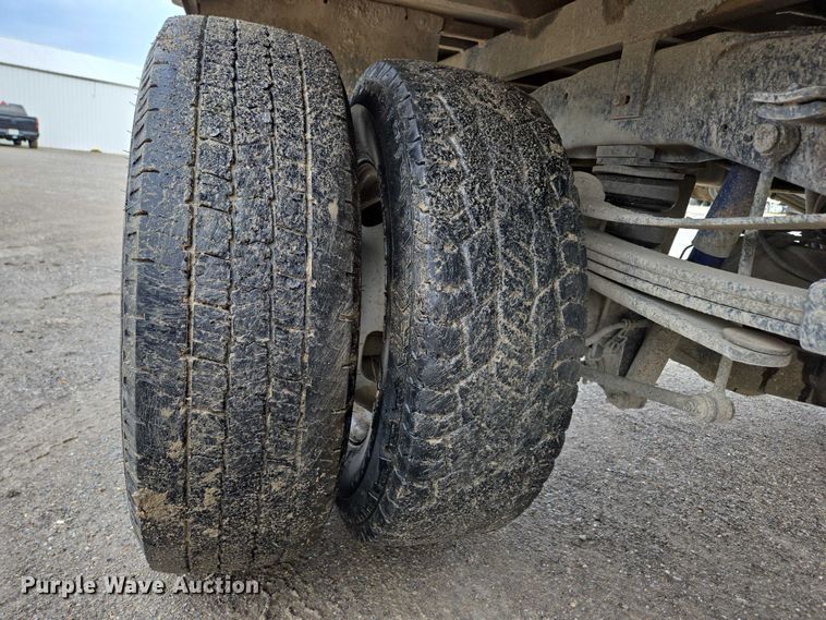 image for item ED2075 2011 Ford F350 Super Duty Crew Cab flatbed pickup truck