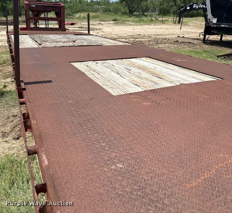 image for item ED5723 2010 Gooseneck Trailer 1032102A12A2 equipment trailer