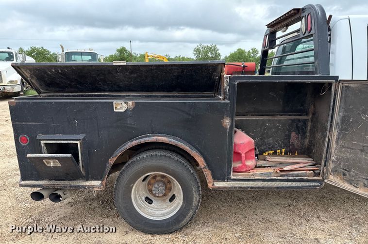 image for item ED5724 2011 Ford F350 Super Duty Crew Cab flatbed pickup truck