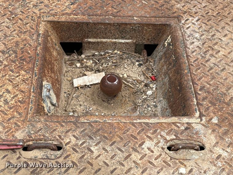 image for item ED5724 2011 Ford F350 Super Duty Crew Cab flatbed pickup truck