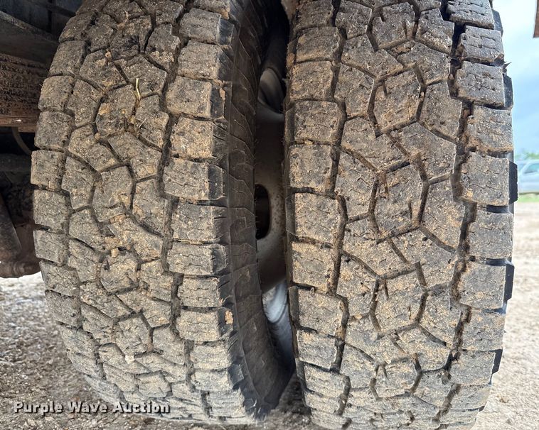 image for item ED5724 2011 Ford F350 Super Duty Crew Cab flatbed pickup truck