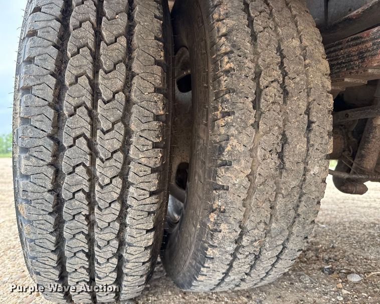 image for item ED5724 2011 Ford F350 Super Duty Crew Cab flatbed pickup truck