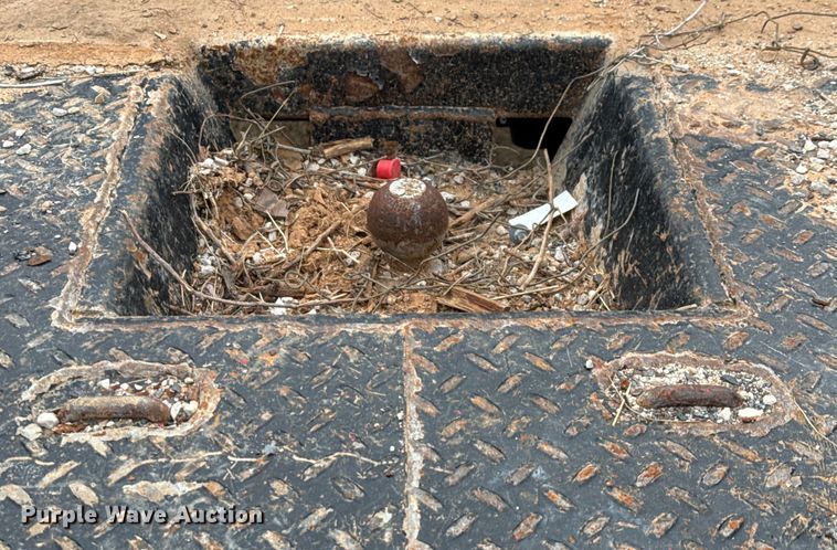 image for item ED5730 2011 Ford F350 Super Duty Crew Cab flatbed pickup truck