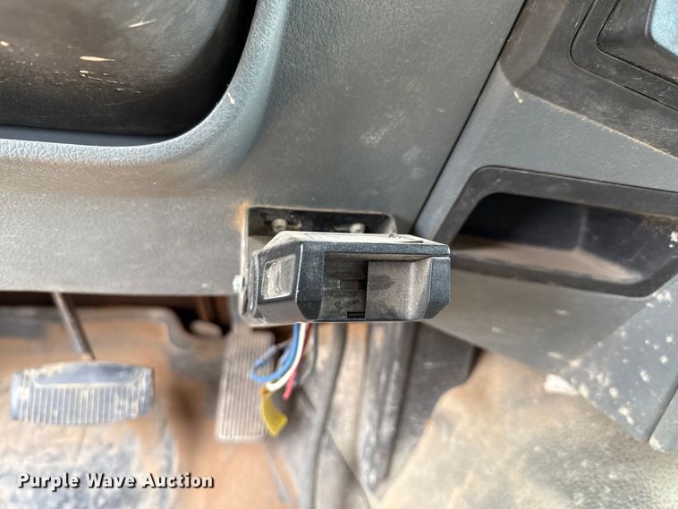 image for item ED5730 2011 Ford F350 Super Duty Crew Cab flatbed pickup truck