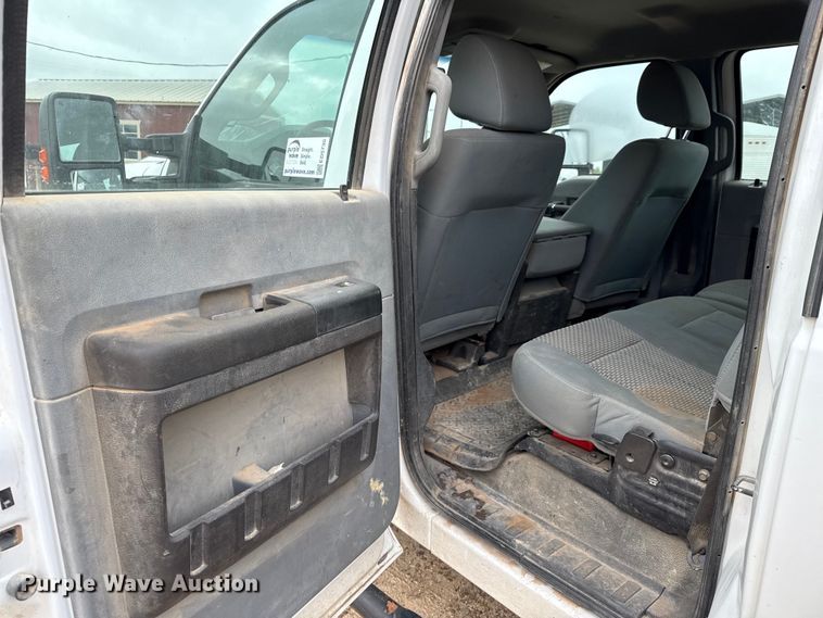 image for item ED5730 2011 Ford F350 Super Duty Crew Cab flatbed pickup truck