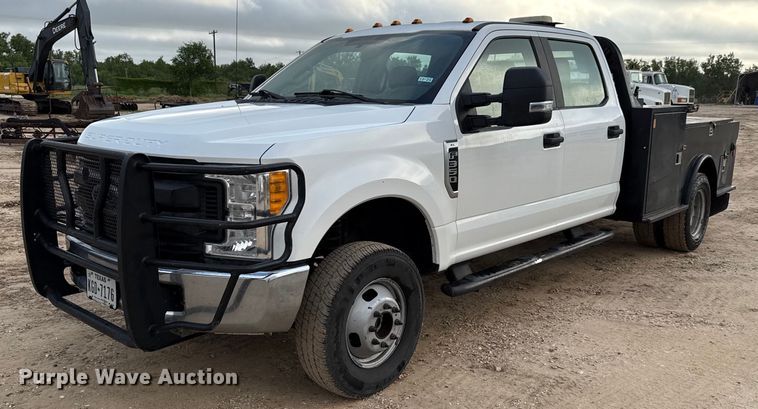 image for item ED5742 2017 Ford F350 Super Duty Crew Cab flatbed pickup truck
