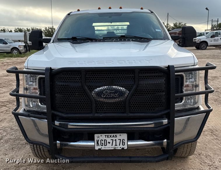 image for item ED5742 2017 Ford F350 Super Duty Crew Cab flatbed pickup truck