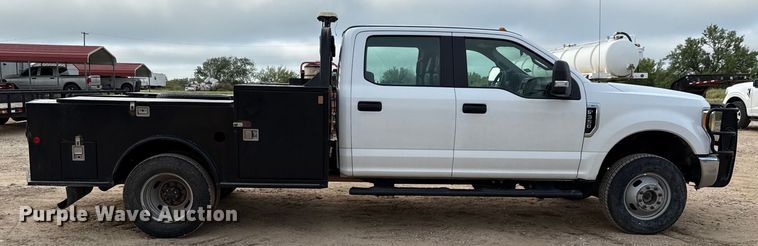 image for item ED5742 2017 Ford F350 Super Duty Crew Cab flatbed pickup truck