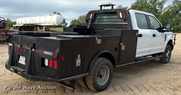 image for item ED5742 2017 Ford F350 Super Duty Crew Cab flatbed pickup truck