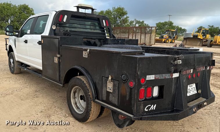 image for item ED5742 2017 Ford F350 Super Duty Crew Cab flatbed pickup truck