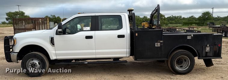 image for item ED5742 2017 Ford F350 Super Duty Crew Cab flatbed pickup truck