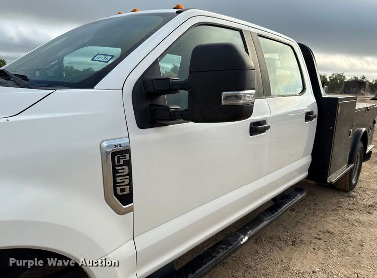 image for item ED5742 2017 Ford F350 Super Duty Crew Cab flatbed pickup truck