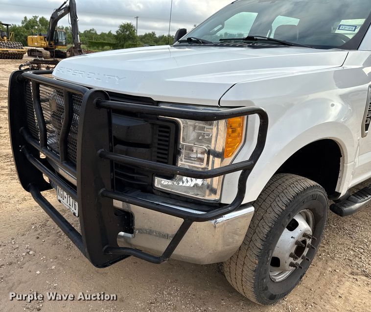 image for item ED5742 2017 Ford F350 Super Duty Crew Cab flatbed pickup truck