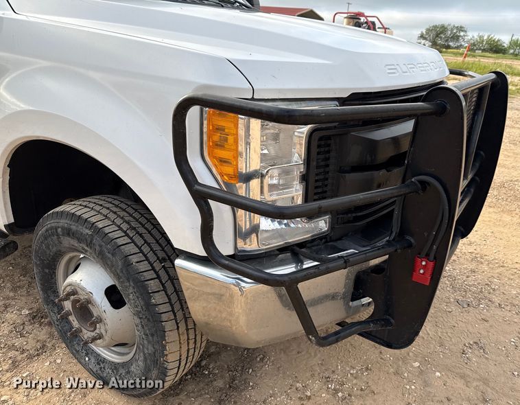 image for item ED5742 2017 Ford F350 Super Duty Crew Cab flatbed pickup truck