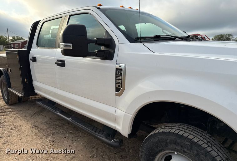 image for item ED5742 2017 Ford F350 Super Duty Crew Cab flatbed pickup truck