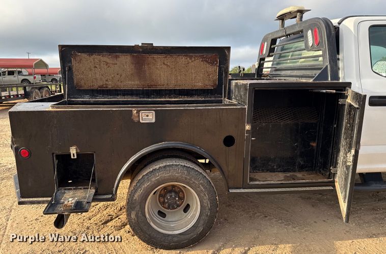 image for item ED5742 2017 Ford F350 Super Duty Crew Cab flatbed pickup truck