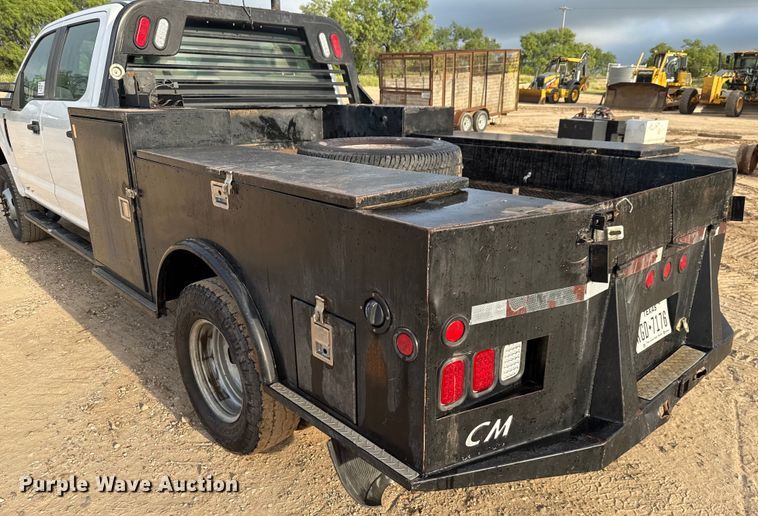 image for item ED5742 2017 Ford F350 Super Duty Crew Cab flatbed pickup truck