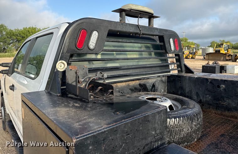 image for item ED5742 2017 Ford F350 Super Duty Crew Cab flatbed pickup truck