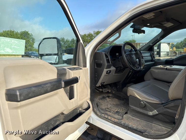 image for item ED5742 2017 Ford F350 Super Duty Crew Cab flatbed pickup truck