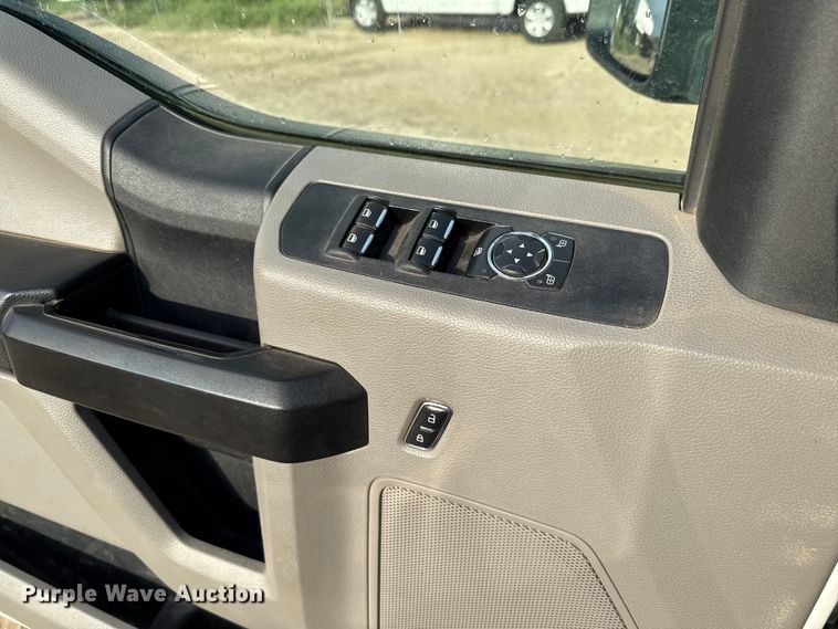 image for item ED5742 2017 Ford F350 Super Duty Crew Cab flatbed pickup truck