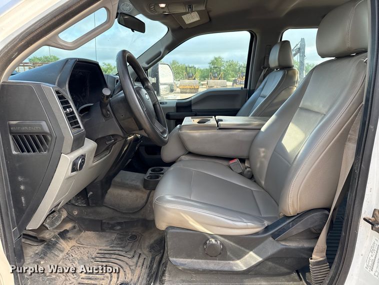 image for item ED5742 2017 Ford F350 Super Duty Crew Cab flatbed pickup truck