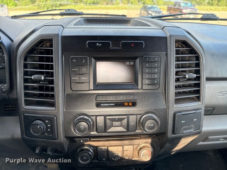 image for item ED5742 2017 Ford F350 Super Duty Crew Cab flatbed pickup truck