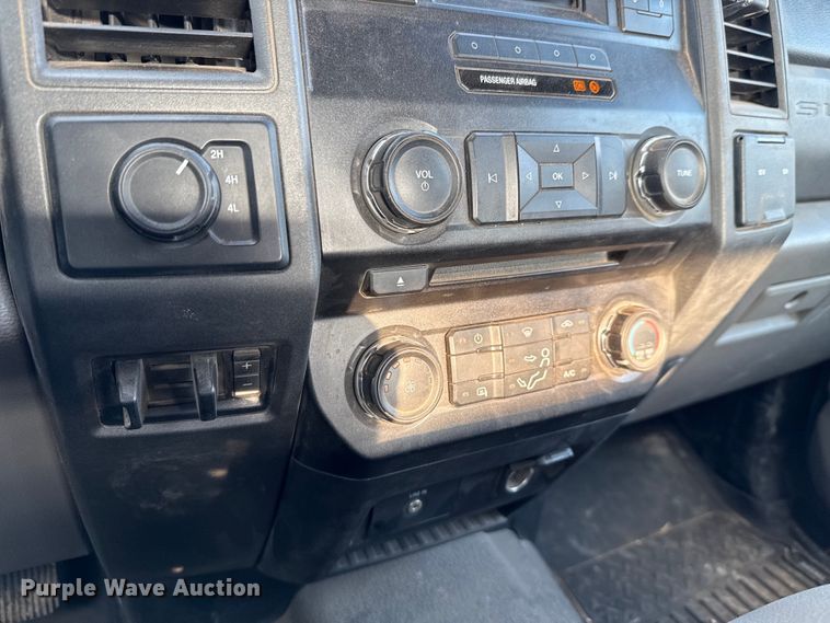 image for item ED5742 2017 Ford F350 Super Duty Crew Cab flatbed pickup truck