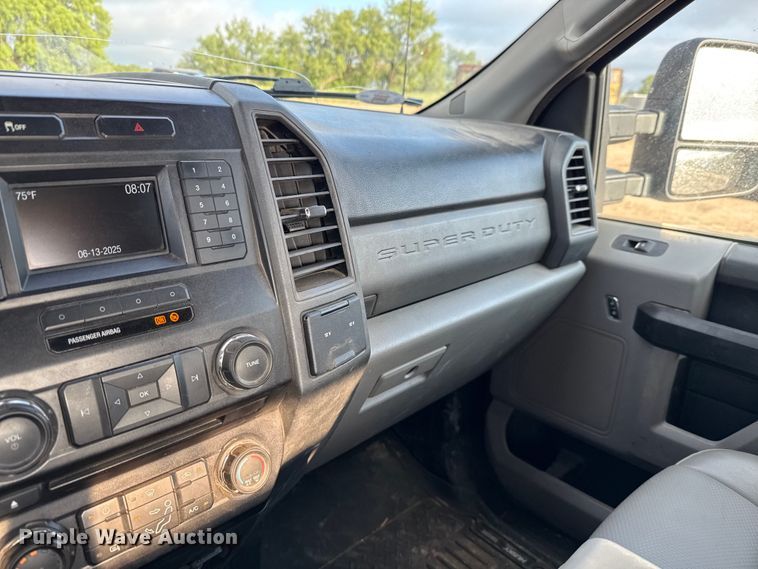 image for item ED5742 2017 Ford F350 Super Duty Crew Cab flatbed pickup truck